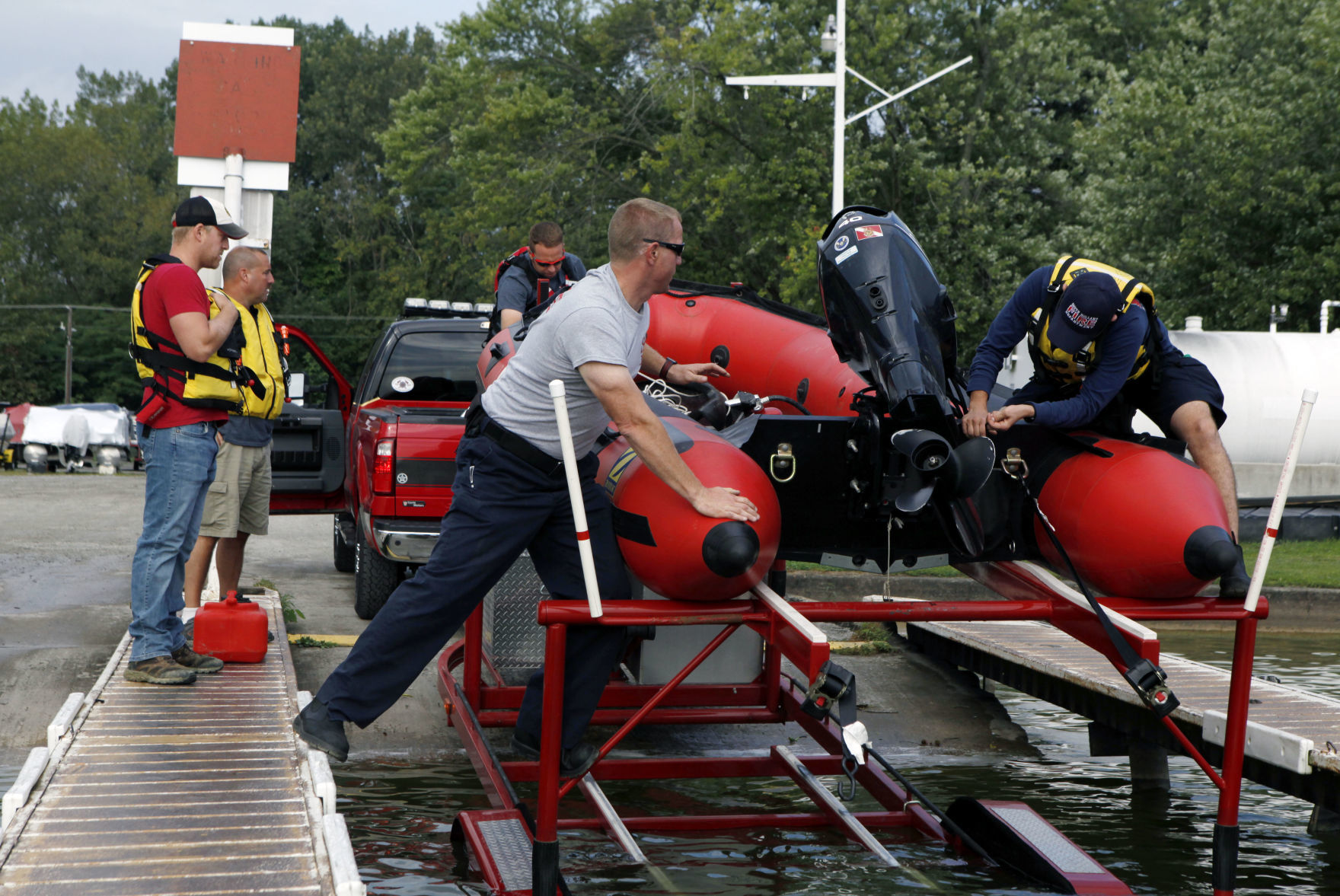 Dive crews train on Cedar Lake